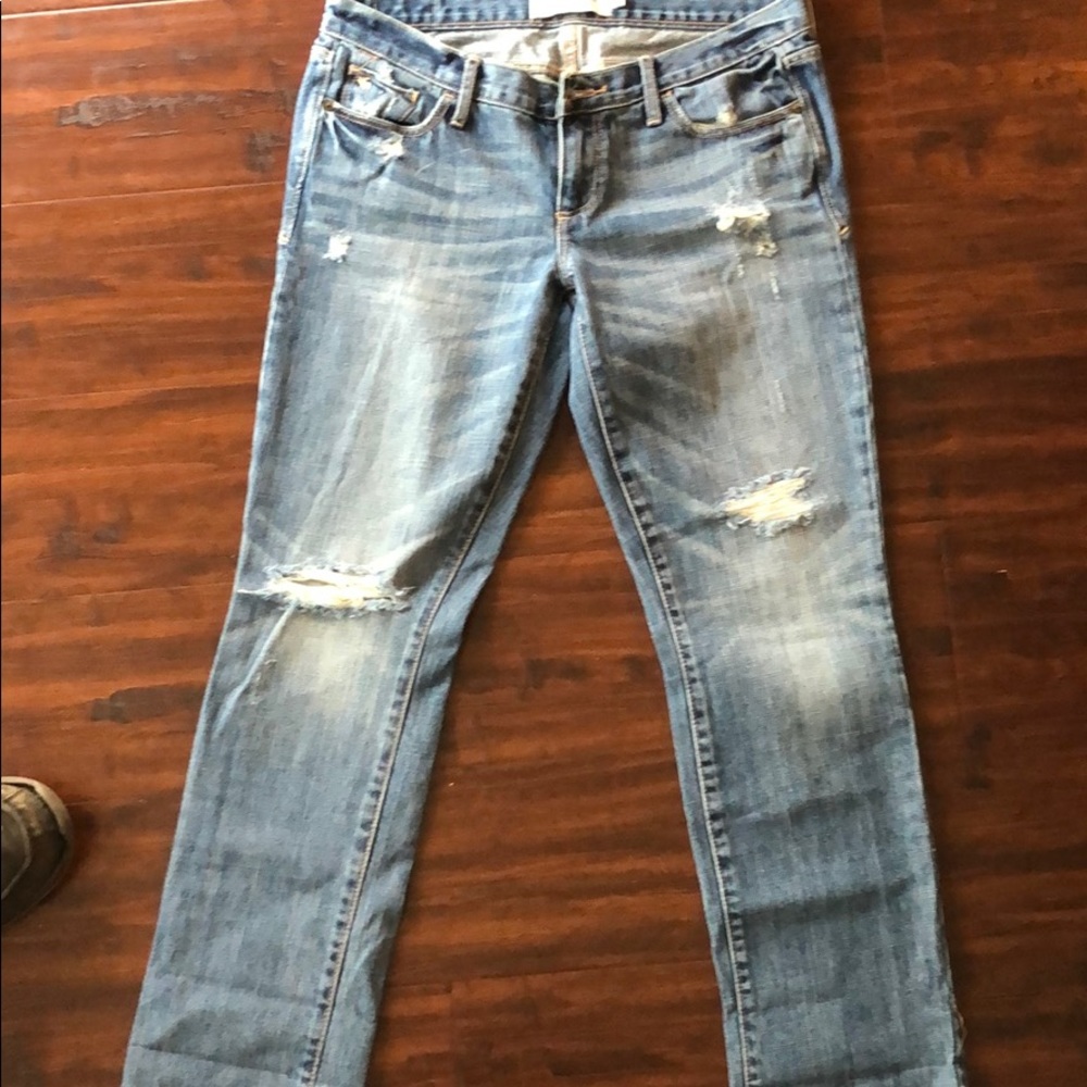 J102 Abercrombie & Fitch distressed straight leg